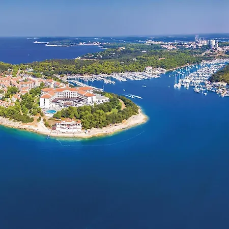 Сasa de vacaciones In Liznjan With Kitchen Šišan