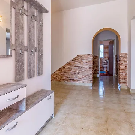 Сasa de vacaciones In Liznjan With Kitchen Šišan